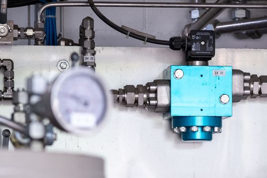 Grüner Wasserstoff ist ein wichtiger Energieträger für die Energiewende. Seine Herstellung und Verwendung dürften allerdings noch etwas effizienter werden. Im Bild: Die Wasserstoffanlage im Mobilitätsdemonstrator «move» der Empa.(Bild:  Empa)