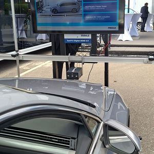 Für sein Multimarken-Kalibiersystem „TechPRO Digital ADAS 2.0 Extra“ bietet Mahle in Kooperation mit dem Unternehmen Rohde & Schwarz jetzt den Radar-Tester „RadEsT“ an. Das Gerät lässt sich am Querbalken des Kalibiersystem befestigen und ermöglicht, die Erkennung von Objekten vor dem Fahrzeug qualitativ zu beurteilen.(Bild:  Dominsky – VCG)