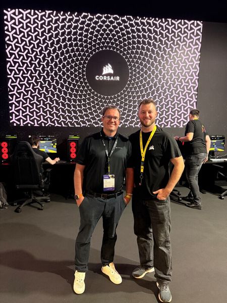Marco Jung und Lukas Maschewski (Corsair) sind die ganze Woche vor Ort. (Bild: Vogell IT-Medien)