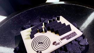 Bild1: Hier sieht man additiv gefertigte Demonstratoren aus einem Hochtemperatur-Supraleiter-Material. Am Lehrstuhl für Digital Additive Production der RWTH Aachen will man so günstiger Supraleiter aus YBCO aus der Taufe heben, die etwa stabiler sind als bisherige. (Bild: RWTH DAP)