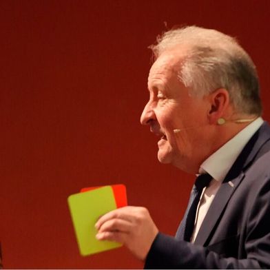Schiedsrichterlegende Lutz Wagner beherrscht das Spiel mit den bedeutungsvollen Karten. Spannend erklärte der Entscheidungsprofi aus dem Fußballsport den Führungskräften aus der Industrie, was lange Hosen von kurzen Hosen lernen können. (Bild: Maschinenmarkt/rw)