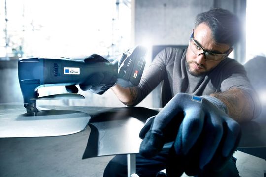 Praktiker der Blechbearbeitung aufgepasst! Trumpf hat die kräftige Akkuschere Trutool S 250 jetzt noch ergonomischer gemacht. Hier verraten die Ditzinger Maschinenbauer, was ihre Ingenieure sich so alles haben einfallen lassen, um das Blechtrennen per Hand zu optimieren.(Bild:  Trumpf)