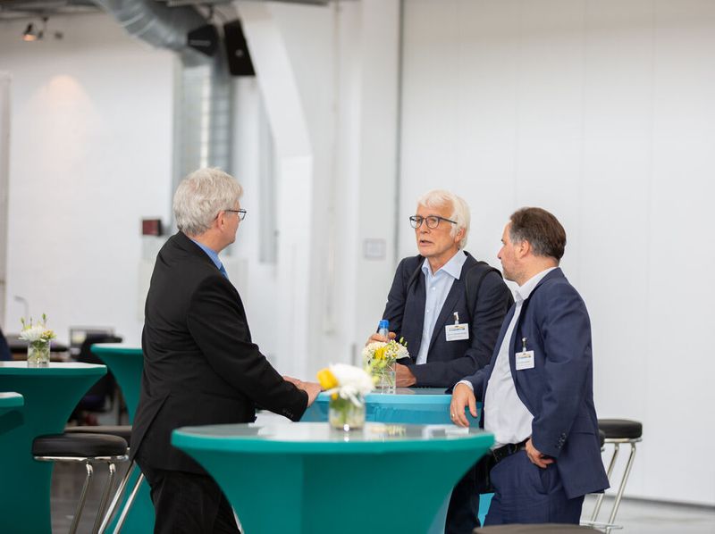 Wasserstoffspezialisten unter sich: v.l.nr. Dr. Jörg Botzem (BASF), Prof. Eberhard Schlücker, Dr. Florian Ausfelder (Dechema) im Gespräch auf den Förderprozessforen. (Bild: Oxana Gruber Photography)