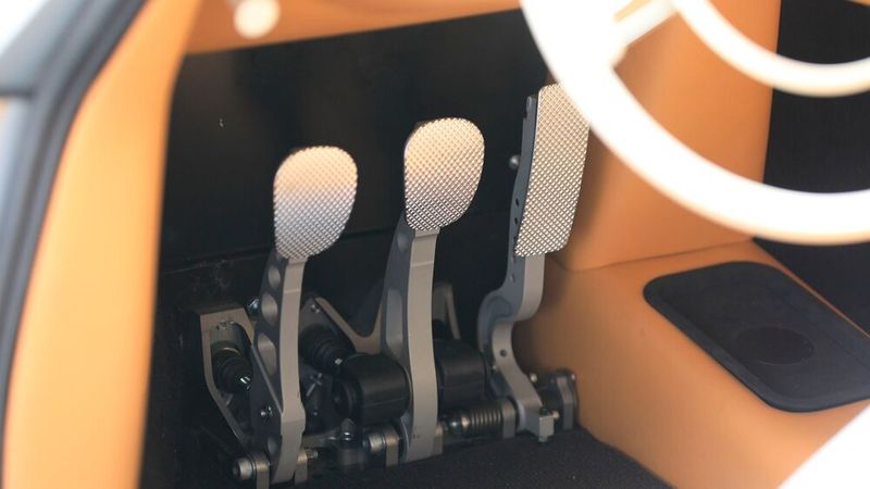 Ein manuelles Fünfgang-Getriebe sorgt für ein ansprechendes Fahrerlebnis, während Fahrkomfort und dynamisches Handling durch ein maßgeschneidertes Fahrwerk, das wahlweise mit passiver oder optionaler aktiver Dämpfung erhältlich ist, verbessert werden. (Bild: Ed Curtis/Boxengasse)