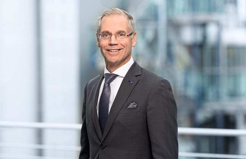 Rickard Gustafson wurde zum neuen Präsidenten und CEO von SKF AB berufen. Der 56-jährige Gustafson ist derzeit Präsident und CEO der schwedischen Fluggesellschaft SAS Group. Davor war er CEO der Versicherungsgesellschaft Codan/Trygg Hansa und hatte verschiedene Positionen bei General Electric inne. Gustafson besitzt einen Master of Science mit Schwerpunkt Industrieökonomie vom Institute of Technology der Universität Linköping in Schweden.  (SKF/Magnus Länje)