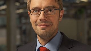 „Der Transfer von der Metallzerspanung zur Zerspanung von Verbünden, CFK oder Sandwiches ist nur mit besonderen Maßnahmen möglich“, sagt Dr.-Ing. Marco Schneider, Abteilungsleiter Leichtbautechnologien am Fraunhofer-IPA. (Bild: Fraunhofer IPA)