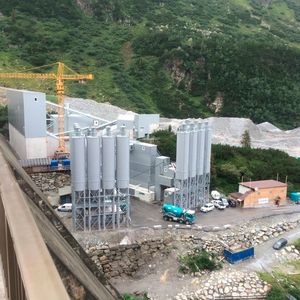 Leiblein-Wasseraufbereitungsanlage im Kieswerk vor dem Vermuntstausee im Montafon, rechts unterhalb der Beton-Silos(Bild:  Leiblein)