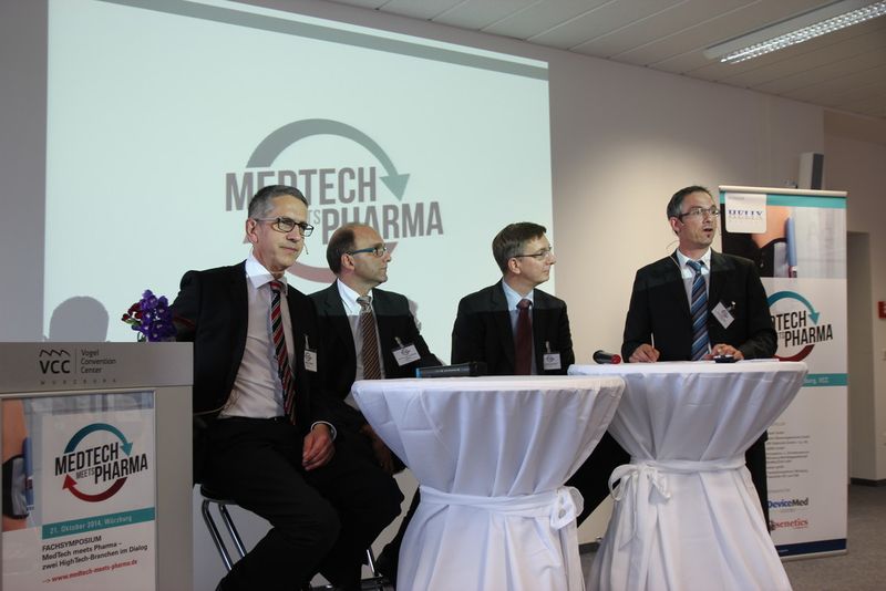 Expertengespräch über beschleunigende und bremsende Faktoren für das Zusammenwachsen von Medizintechnik und Pharma: Dr. Michael Meyer (Siemens), Prof. Dr. med. Christoph Alexiou, (Universitätsklinikum Erlangen), Dr. Hardy Kietzmann (Sanofi) und Peter Reinhardt (Devicemed) (v.l.n.r.). (Bild: Reinhardt)