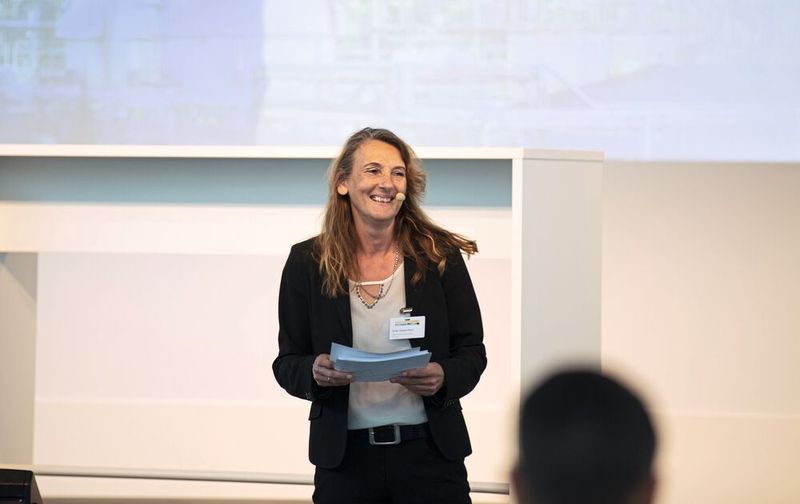 Mit Begeisterung und Expertise: Anke Geipel-Kern, leitende Redakteurin der PROCESS, führte durch das 19. Pumpenforum. (Bild: Oxana Gruber Photography)