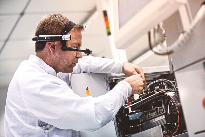 Die Mitarbeiterunterstützung via sogenannter „Remote Glasses“ ist nur eine der pilotierten Industrie-4.0-Anwendungen im Continental-Werk in Regensburg. (Hans&Jung-GbR/Continental)
