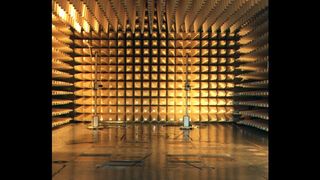 Die Digitalisierung nimmt zu, die Datenüberträger sitzen immer dichter beieinander. Effizientere EMV-Abschirmungen sind deshalb gefragt. Hier ein Testaufbau. (EMC Test NRW Dortmund)