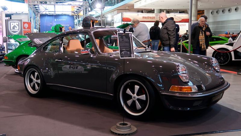 Restomod lautet die markenübergreifende Bezeichnung für historische Fahrzeuge mit moderner Technik. Diesen Trend beim Porsche 911 setzte der US-amerikanische Spezialist Singer, der Basisfahrzeuge der Baureihe 964 mit der Optik der G-Serie und jüngerer Technik versieht. Andere Unternehmen, auch im deutschsprachigen Raum, tun es ihm gleich. (Bild: Diehl – VCG)