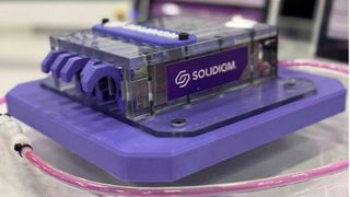 Die Enterprise-SSD D5-P5430 von Solidigm ist vollständig von Kühlflüssigkeit umgeben. Um eine höhere Kapazität bereitzustellen, werden mehrere dieser SSDs zusammengesteckt. (Bild: Solidigm)