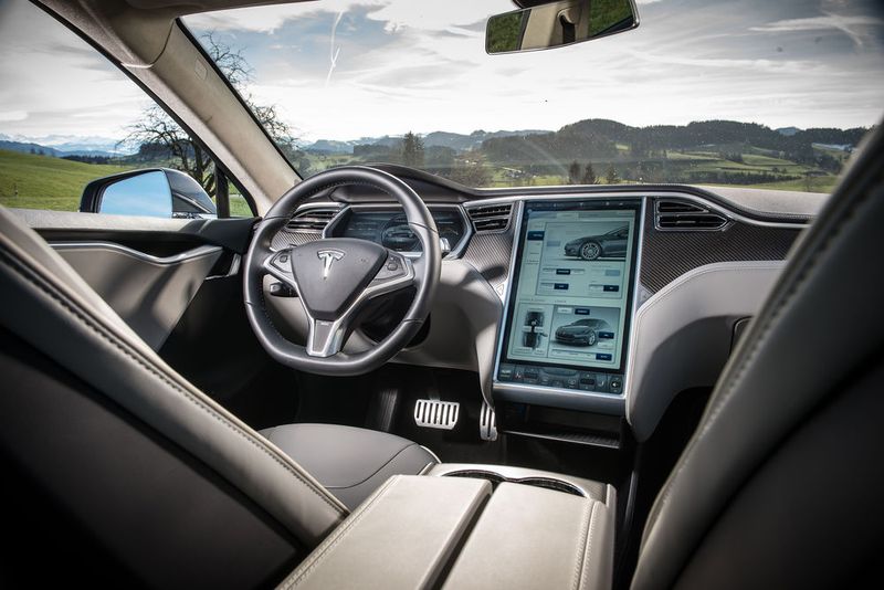 Bild 5: Update per Software: Tesla baut seine Autopilotfunktionen nach und nach über Softwareupdates aus. (Bild: James Lipman : jameslipman.com)
