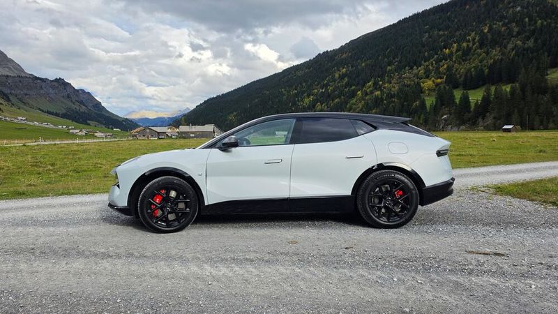 der Eletre X ist gut 5,1 Meter lang. Dank eines gut 3 Meter langen Radstands haben die Insassen viel Platz im Innenraum. Trotz seiner wuchtigen Abmessungen ist das Performance-SUV dank 11,8 Meter Wendekreis dennoch leicht zu manövrieren.  (Bild: Mauritz – VCG)