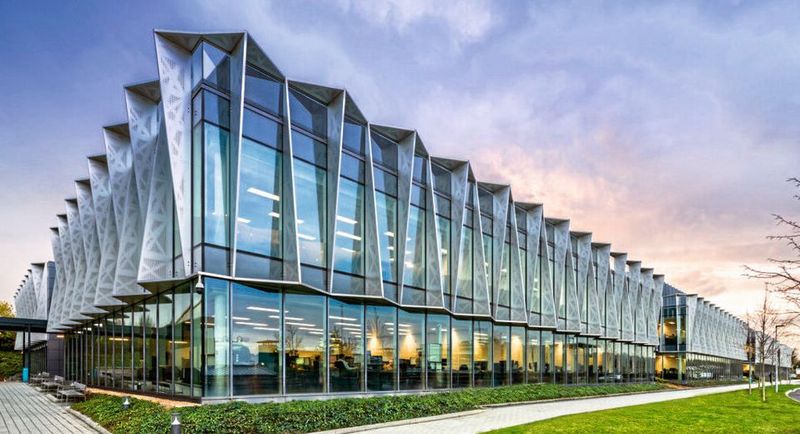Campus des ARM Hauptquarties im britischen Cambridge: Der britische Prozessorhersteller hatte mit teuren zukäufen 2018 sein IoT-Geschäft ankurbeln wollen, nun sollen diese Bereiche wieder aus der Bilanz verschwinden. Campus des ARM Hauptquarties im britischen Cambridge: Der britische Prozessorhersteller hatte mit teuren zukäufen 2018 sein IoT-Geschäft ankurbeln wollen, nun sollen diese Bereiche wieder aus der Bilanz verschwinden.