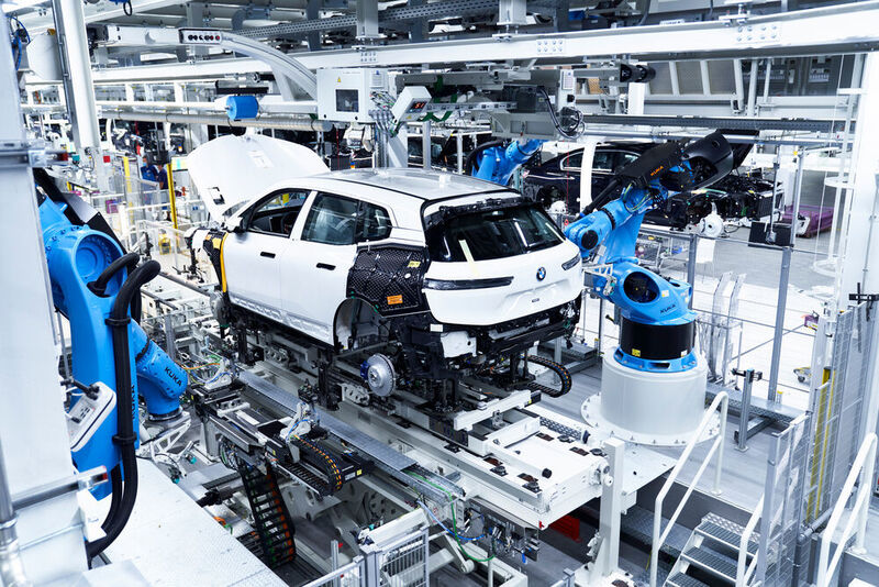 Der iX wird auf einer Montagelinie flexibel im Mix mit Fahrzeugen der 5er-, 7er- und 8er-Reihe gebaut. (BMW)