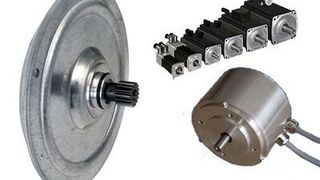 Scheibenläufermotoren (links), kleine Servomotoren (oben) und Drehstrom-Synchron-Außenläufermotoren (rechts unten) für die Medizin- und Rehatechnik.  (Bild: Baumüller)