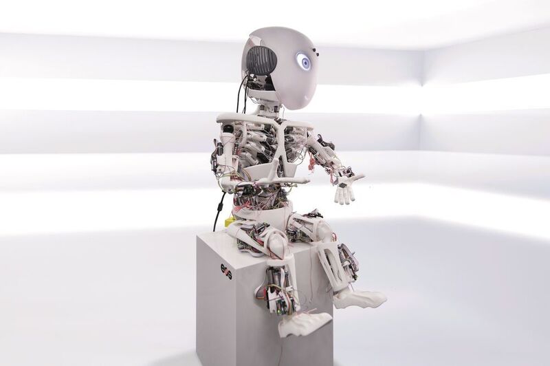 Ziel des Projekts ist es, einen Roboter zu bauen, der sich genauso bewegt wie ein Mensch. Roboy am AI-Lab der Uni Zürich. (EOS. Roboy Design: by Devanthro Society. Fotograf: Adrian Bae)