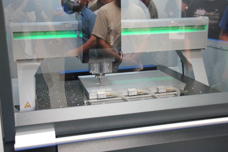Der Status ist auf Grün umgeschlagen, und die Gravierarbeit der Aluminiumplatte kann beginnen... (Bild: Königsreuther)