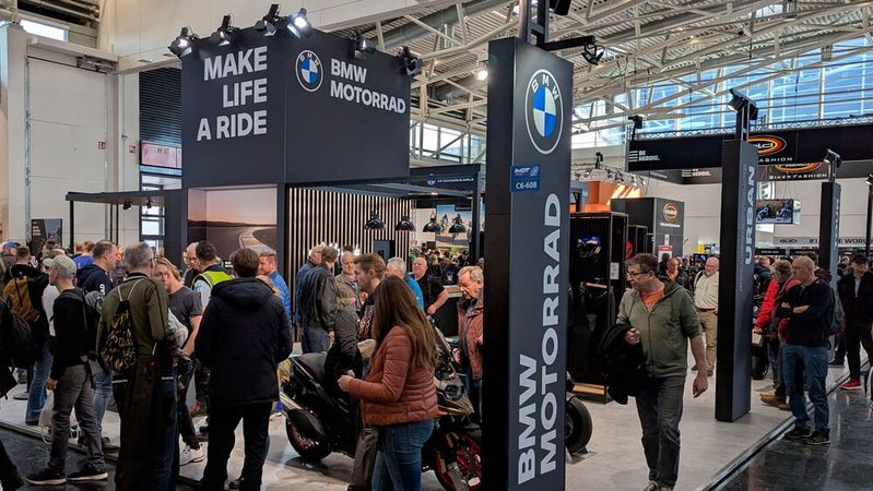 Regionale Motorradmessen wie die Imot in München sind nach wie vor Magneten für die geselligen Motorradfahrer. Viele Stände waren dicht umlagert.(Bild:  Rosenow – VCG)