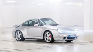 Der schnelle Däne war mit einem Fahrzeug wie diesem, einem Porsche 993, unterwegs. (Bild: Porsche)