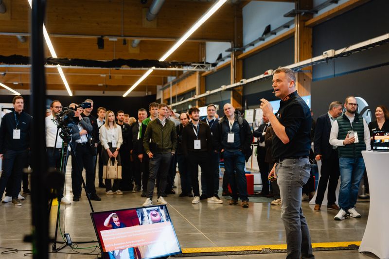 Markus Fischer von SCS Concept im Live-Zone-Vortrag. (Bild: tinografiert)