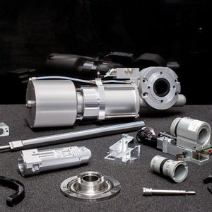 Im Bild eine Auswahl von Bauteilen und Baugruppen der PWB AG. Vom Engineering über die Fertigung bis hin zur Montage werden anspruchsvolle und kundenspezifische Baugruppen gefertigt.