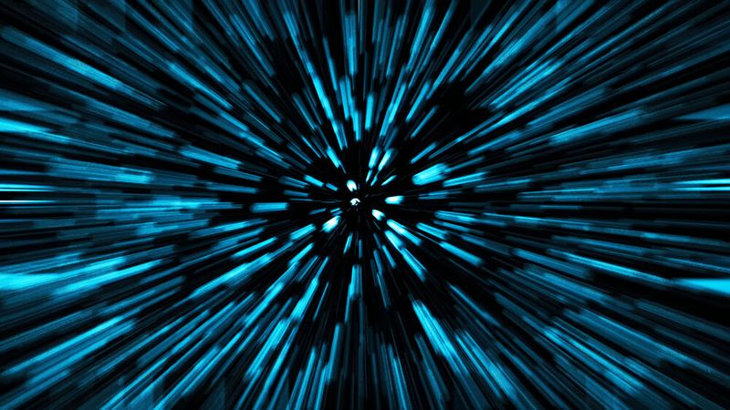 WARPANTRIEB: Kurz vor Ende der ersten Folge gibt Kirk den Befehl, auf „Warp 1“ zu gehen, um so den Orbit des Planeten zu verlassen. Das Star-Trek-Wiki „Memory Alpha“ definiert Warp als „Überlichtgeschwindigkeit“. Dass ein Raumschiff so beschleunigen könnte, ist laut Vogel nach aktuellem Stand aber undenkbar. Er verweist auf Einsteins Relativitätstheorie: „Es ist demnach nicht möglich, schneller als das Licht zu sein.“ (Bild: © sergofan2015 - stock.adobe.com)