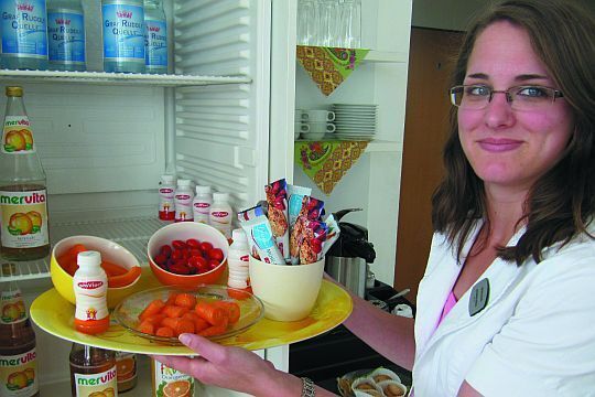 Wartende Kunden des Autohauses Hermann erhalten frisches Gemüse und verschiedene Säfte. (Hermann)