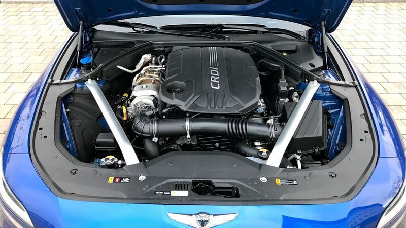 9. Der Antrieb Genesis setzt auf den mittlerweile selten gewordenen Standardantrieb (der aber immer noch so heißt): Der Vierzylinder-Dieselmotor ist längs eingebaut und treibt über eine Achtgang-Wandlerautomatik die Hinterräder an. Ein angenehmer Antrieb, der allerdings weder bei den Fahrleistungen noch beim Verbrauch Bestwerte abliefert. (Rosenow/»kfz-betrieb«)