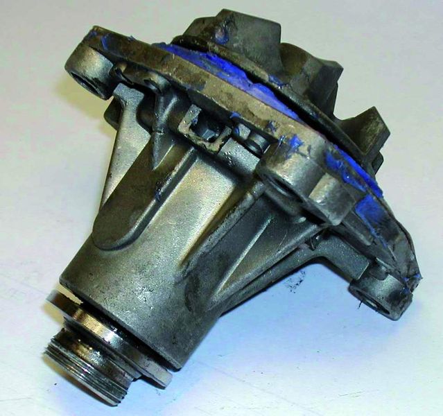 Achtung: Hier wurde zu viel  Dichtungsmasse verwendet. Sie quillt innen über und  beschädigt die Gleitringdichtung. Fotos: SKF (Archiv: Vogel Business Media)