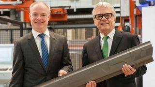 Bei Voestalpine Polynorm in Schwäbisch Gmünd ging die weltweit erste Anlage für „Phs-Directform“ in Betrieb, gestartet von den Voestalpine-Vorständen Dr. Peter Schwab (li.) und Dr. Wolfgang Eder. (Voestalpine/Iingo Folie)
