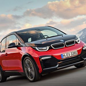 Der BMW i3s hat 14 PS (184) und 20 Newtonmeter (270) mehr als die Basisversion. Die Höchstgeschwindigkeit beträgt 160 km/h (150 km/h i3).(Bild:  BMW)