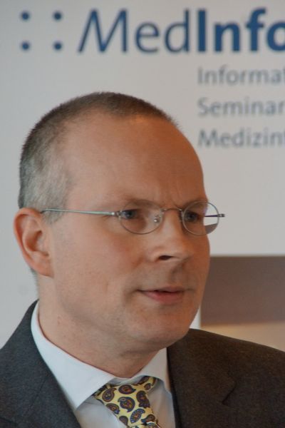 Dr. Christian von Dewitz ist Leiter der Geschäftsstelle der Ethik-Kommission des Landes Berlin. Sein Vortrag umreisst die Aufgaben der Ethik-Kommission im Hinblick auf klinische Prüfungen. „Was funktioniert und was könnte verbessert werdenγ