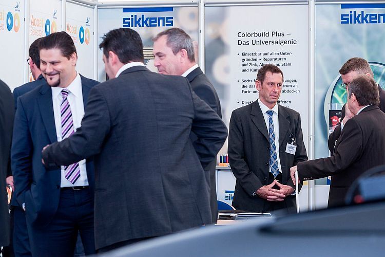 Enge Partnerschaft mit der Werkstattbranche zeichnet die Lackmarke Sikkens aus – wie hier auf der Würzburger Ausstellung. (Stefan Bausewein)