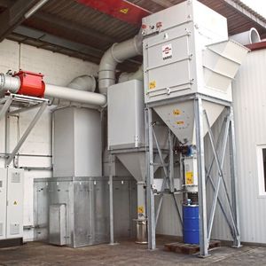 An den Putz- und Kontrollstrecken der Stahl-/Aluminium-Fertigung ist eine neue
Trockenabsaugung im Einsatz, die besonders effizient und leise ist.