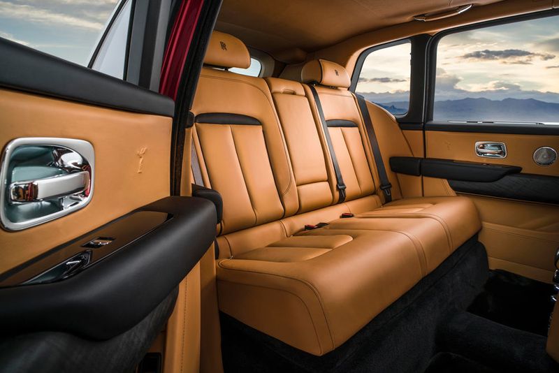 ... bietet aber auch hinten so viel Luxus, dass man sich gerne chauffieren lässt. (Rolls-Royce)