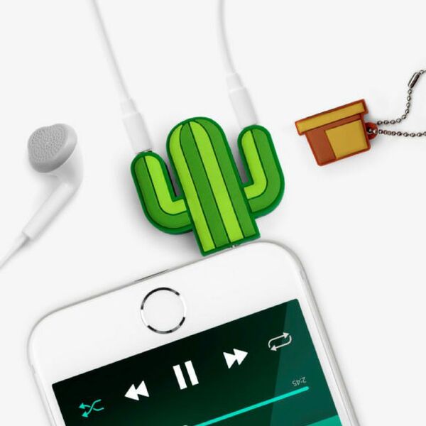 Gemeinsam Musik hören von einem Smartphone ist mit den Cactus Audio Splitter möglich, den es bei Oostor.com für rund 8 Euro gibt. (OOSTOR.com)