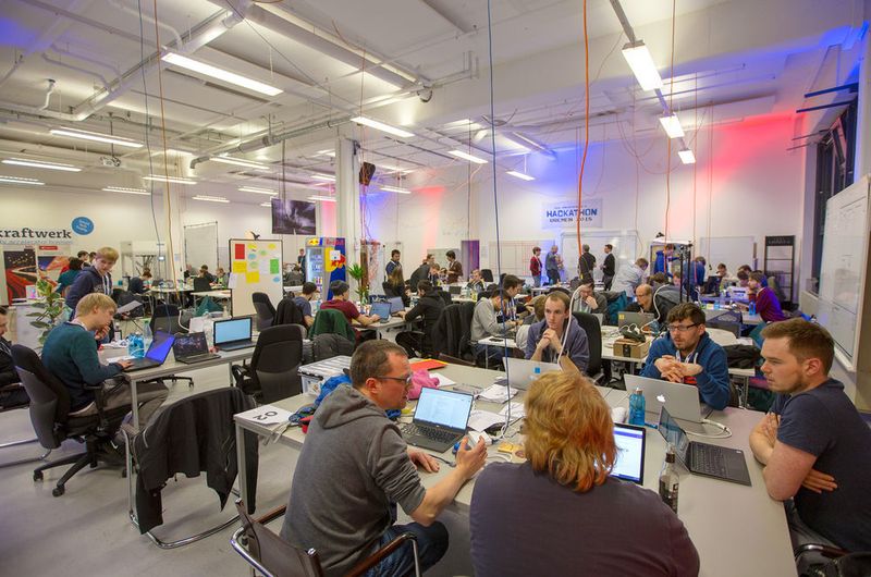 42 Stunden lang bastelten 80 Studenten, Softwareentwickler, Designer und Kreative beim Bremer „Hackathon“ an Ideen für die Zukunft. Die besten Ergebnisse wurden von einer Jury prämiert. (Econway)