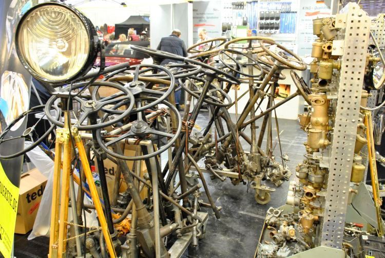 Lenkrad samt Lenkstange gesucht? Wer einen Vorkriegsklassiker sein Eigen nennt, hatte gute Chancen, bei diesem Händler fündig zu werden. (Dominsky)