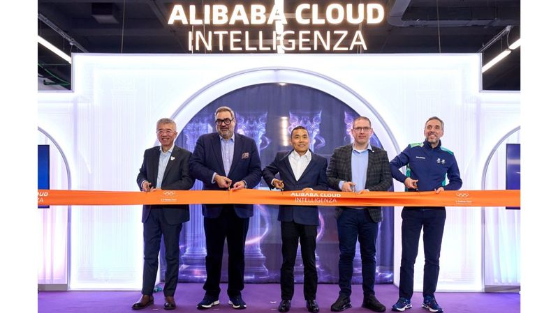 Eröffnung des „Alibaba Cloud International Broadcasting Centre Showcase“ in Mailand: Leon Xie, General Manager Olympic Business, Alibaba Group; Yiannis Exarchos, CEO der Olympic Broadcasting Services; Dr. Feifei Li, Senior VP der Alibaba Cloud Intelligence Group; Ilario Corna, CTIO des IOC und Andrea Varnier, CEO des Organisationskomitees Milano Cortina 2026.(Bild:  Alex Caparros/Getty Images for Alibaba)