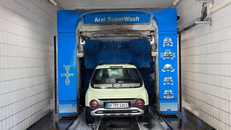 Besonders auffällig beim Inster ist die sehr geringe Breite. Mit knapp über 1,6 Metern liegt er um etwa 20 Zentimeter unter dem Durchschnitt der Klasse. Das hat im Alltag viele Vorteile, sei es in der Waschstraße, ... (Bild: Rosenow – VCG)