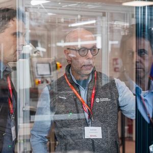 Rockwell Automation zeigt anhand praxisnaher Demonstrationen, wie Unternehmen von klassischer Automatisierung zu autonomen, ergebnisorientierten Betriebsmodellen übergehen können; unter anderem mit Emulate3D‑Digital‑Twin‑Software, der Plex Smart Manufacturing Platform, Industrial‑AI‑Lösungen sowie dem SecureOT‑Cybersicherheitsportfolio. Hannover Messe 2026: Halle 27, Stand A22(Bild:  Rockwell Automation)