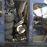 An der ungarischen Grenze gestoppt: rumänischer Transporter mit einem zerlegten BMW X6.(Foto:  Police.hu)