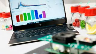 Das Entwickler-Kit aus Sensor-Board und Software. (Bild: SmartNanotubes Technologies)