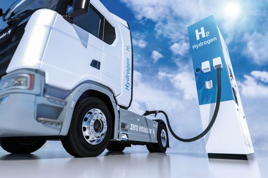 Der VDA kritisert, dass es europaweit noch immer an Lade- und Wasserstofftankinfrastruktur mit den begleitenden Energienetzen für LKW mangle.(Bild: ©  AA+W - stock.adobe.com)