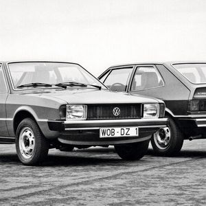 Ende der Sechzigerjahre suchte VW einen Nachfolger für das seit 1955 produzierte Karmann-Ghia-Coupé. Im Herbst 1971 beschloss die VW-Produktplanung, auf Basis des Entwicklungsauftrags EA 337 – des ersten Golf – ein preislich attraktives Coupé auf dem Markt zu positionieren. Unter dem Kürzel EA 398 erhielt Karmann in Osnabrück den Auftrag zur Entwicklung des späteren Scirocco. Die Karosserieform stammt von Giorgio Giugiaro.(Bild:  Volkswagen)