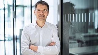 Abb. 1: Prof. Dr. Thomas Pertsch bietet für den internationalen Masterstudiengang Photonics auch „digitale Laborarbeit“ an. (www.annaschroll.de)