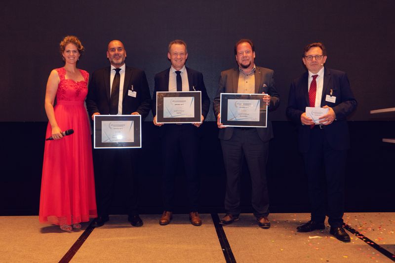 In der Kategorie Identität & Sicherheit geht der Silber Award an Rohde & Schwarz, der Gold-Award an Governikus und der Platin-Award an Sophos. Die Preise werden entgegengenommen von Carlos Canedo Lindow für Rohde & Schwarz, von Marc Horstmann für Governikus, und von Michael Reez für Sophos. (Offenblen.de)